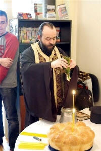 Свещеник Георги Георгиев извършва Малък водосвет. Снимка: Монитор.бг