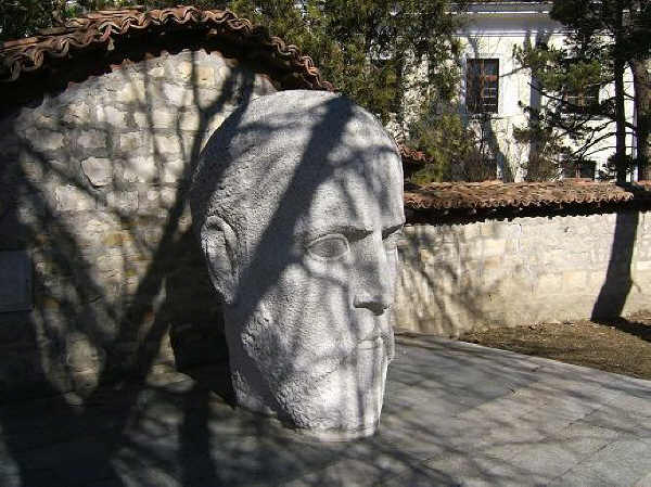 Паметникът на МакГахън в град Елена. Източник: ivoso.blog.bg