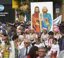 Много повече българи шестваха на празника на Светите братя, отколкото бяха посрещачите на папата в четвъртък..