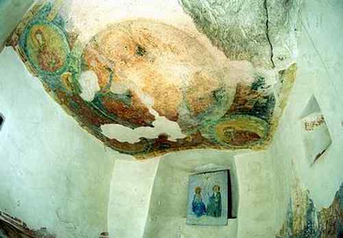 Параклисът в Аладжа манастир - олтарът и стенописът от тавана