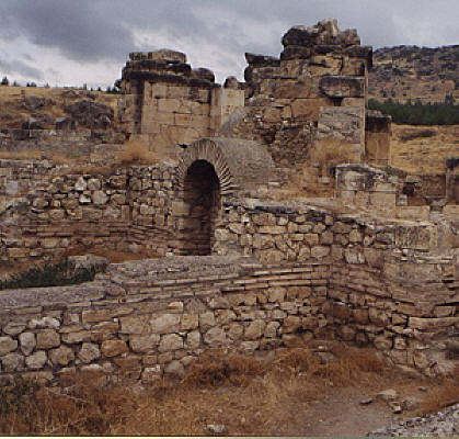 Руини в Малоазийския град Йерапол (Hierapolis, дн. Турция, Pamukkale)