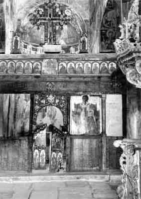 Дървен рисуван иконостас от храма 