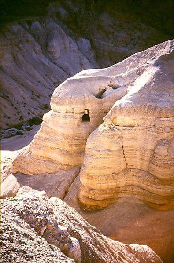 Пещера 14 около Кумран, в която са намерени някои от Кумранските свитъци